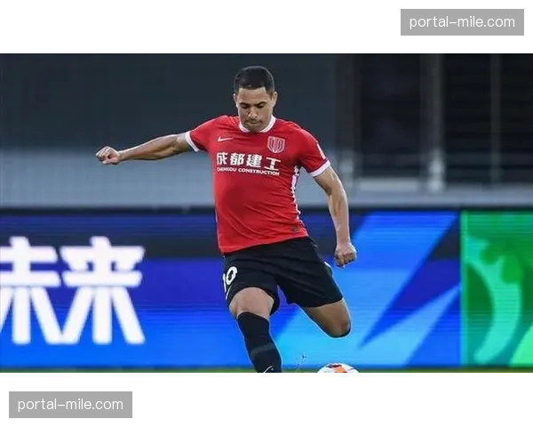 成都蓉城茹萨后腰位置解放罗慕洛 中场控制力显著提升